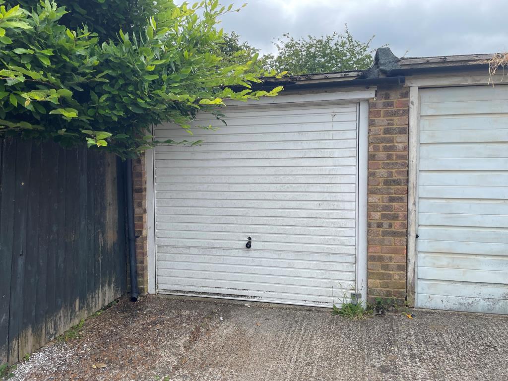 Lot: 26 - MAISONETTE FOR INVESTMENT - Lock up garage with up and over door